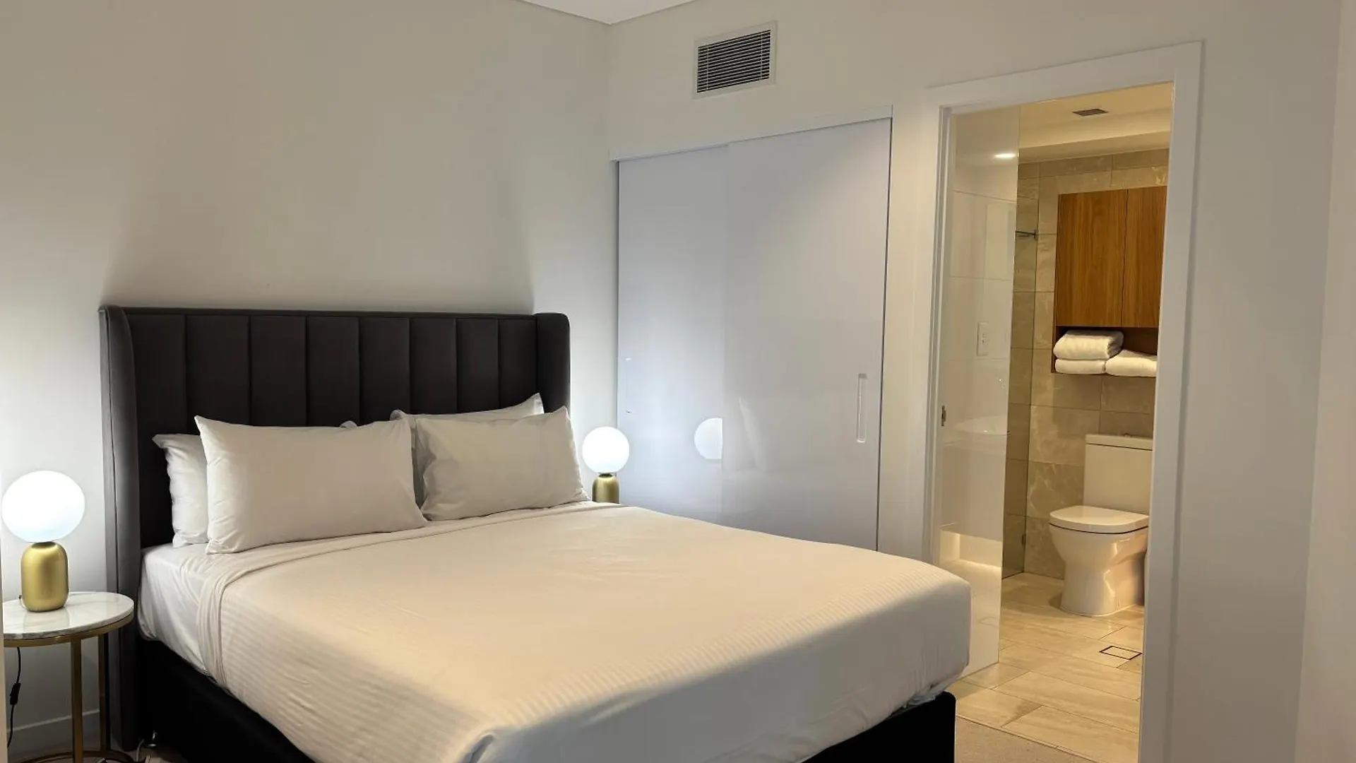 Brisbane Skytower -Sky High- 3 Bedroom Luxury Apartment With 2 Bathrooms 0*,
