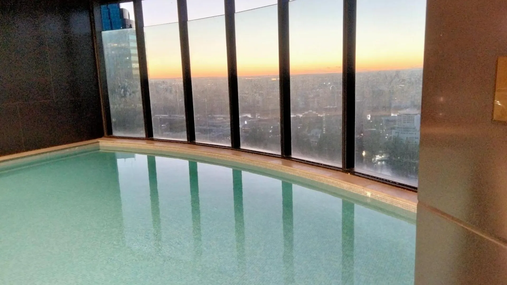 Brisbane Skytower -Sky High- 3 Bedroom Luxury Apartment With 2 Bathrooms