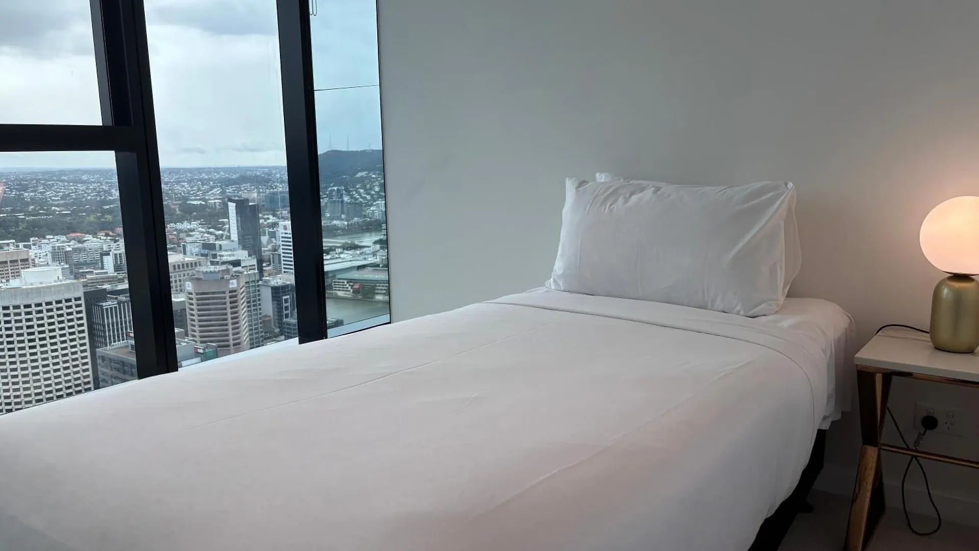 Brisbane Skytower -Sky High- 3 Bedroom Luxury Apartment With 2 Bathrooms