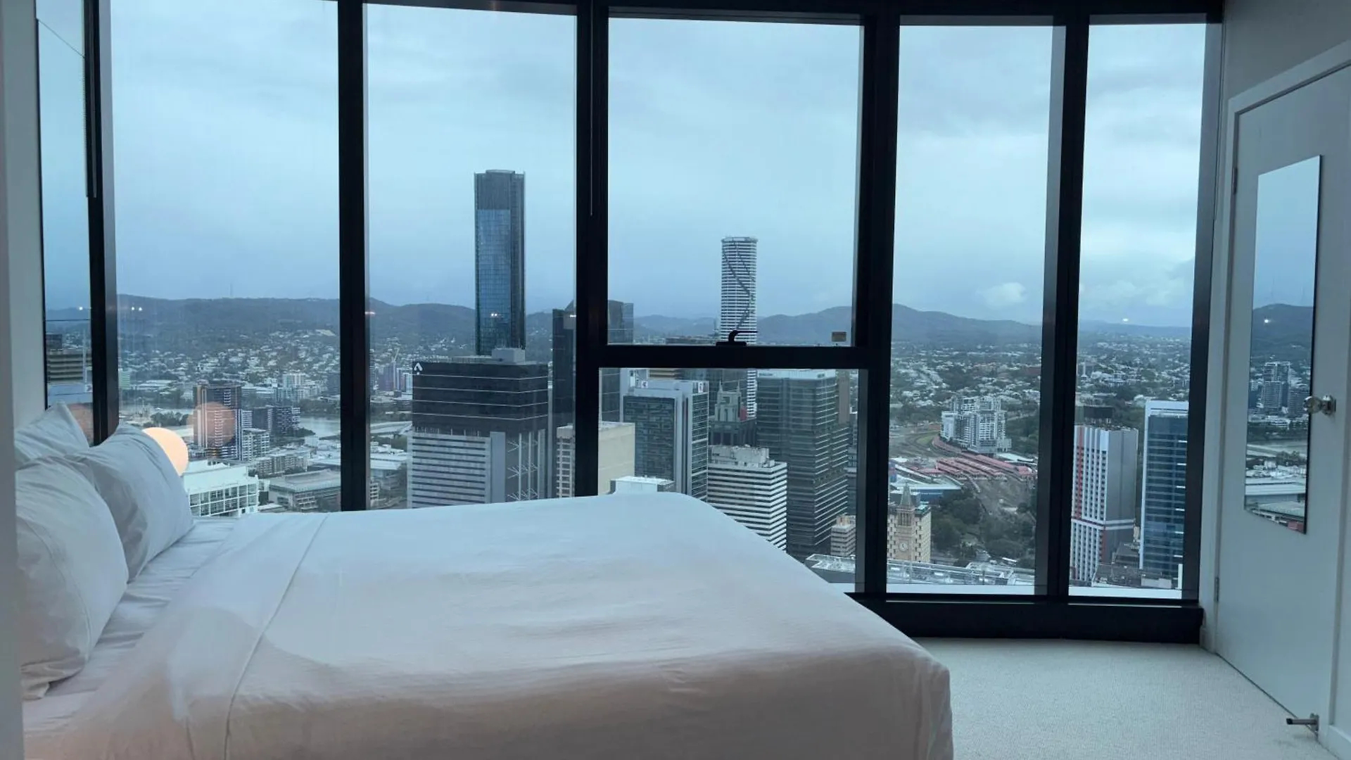 Brisbane Skytower -Sky High- 3 Bedroom Luxury Apartment With 2 Bathrooms